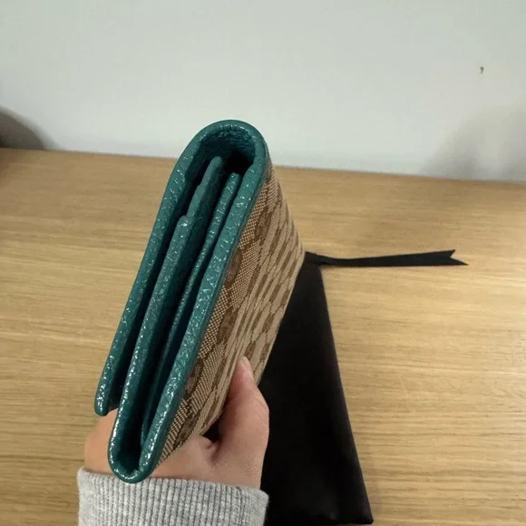 Gucci Beige and Teal Signature Wallet - Picture 2 of 15